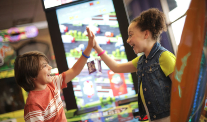 2 kids giving highfive to eachother